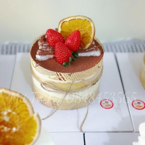 Bánh tiramisu cute decor đơn giản