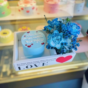 Set hoa tươi và bánh tone xanh dương 
