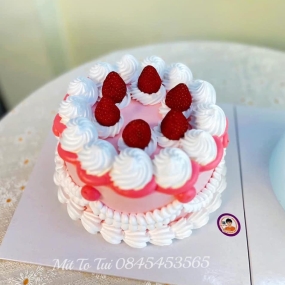 Bánh kem dâu tone hồng 