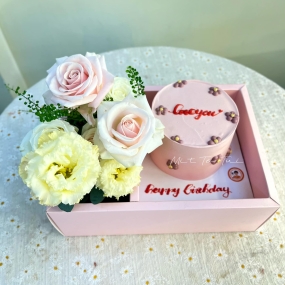 Set bánh và hoa màu hồng