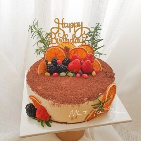 Bánh tiramisu ngon decor nhiều trái cây