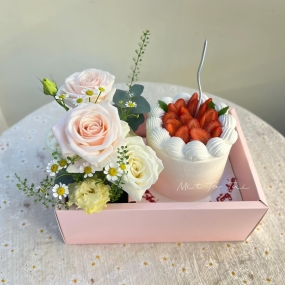 Set bánh và hoa dâu tây