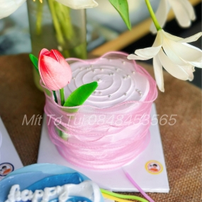BÁNH KEM TULIP TONE HỒNG QUẤN REN