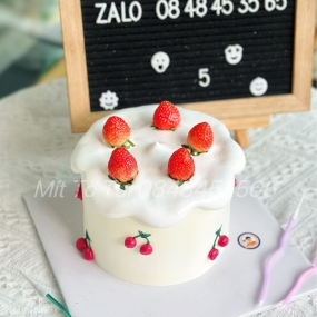 BÁNH KEM HỌA TIẾT CHERRY ĐƠN GIẢN TRANG TRÍ CÙNG DÂU TƯƠI 