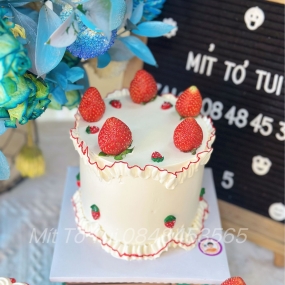 BÁNH KEM DÂU TƯƠI HỌA TIẾT CHO BẠN GÁI