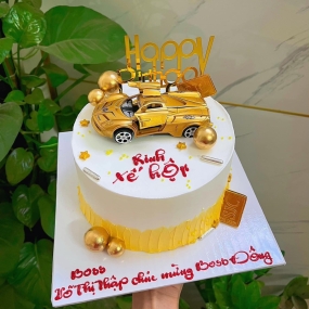 BÁNH KEM SIÊU XE MÀU VÀNG