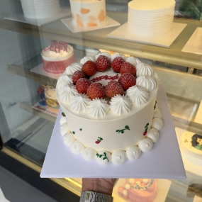 BÁNH KEM DÂU TÂY CHO MẸ YÊU