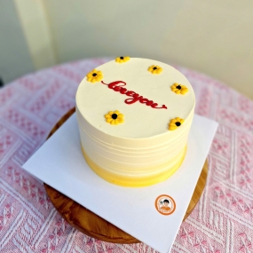 Bánh kem tone vàng dễ thương
