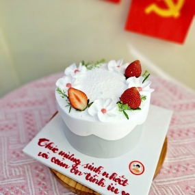 Bánh kem decor hoa và dâu tươi dễ thương tăng người yêu