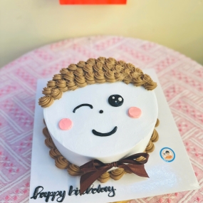 Bánh kem bé trai tóc xoăn dễ thương 