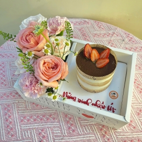 Set bánh tiramisu và hoa hồng tươi decor đẹp dễ thương