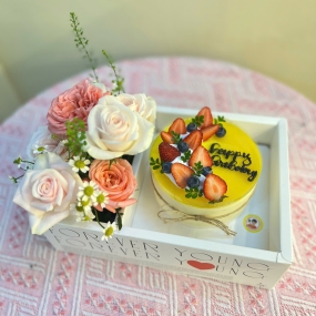 Set bánh mousse và hoa tươi tone hồng trắng dễ thương tặng mẹ