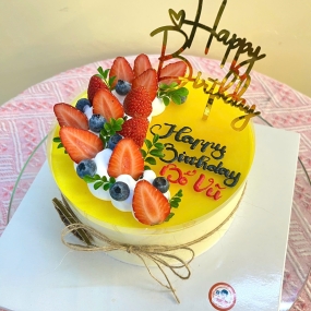 Bánh Mousse vị chanh leo ít ngọt decor nhiều dâu tươi đẹp tặng ba