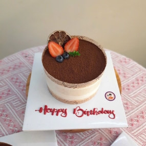 Bánh tiramisu decor đẹp đơn giản