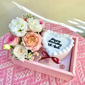 Set bánh kem tươi hình trái tim ngọt ngào và hoa tươi tone hồng đẹp tặng vợ