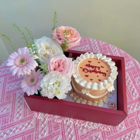 Set bánh và hoa tone vàng cute
